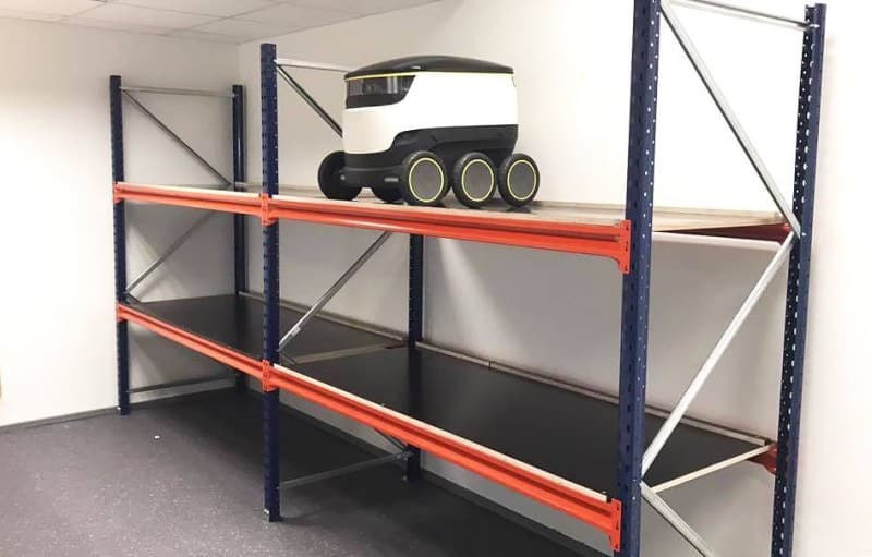 Arī robotiem jāatpūšas. Tam lielikski noder universālie plaukti.