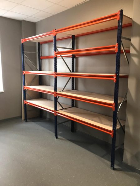 Universālie medium plaukti sporta inventāra izvietošanai