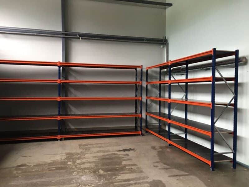 Universālie plaukti 2500 mm augstumā, 600 mm dziļumā ar laminēta finiera ieklājumu