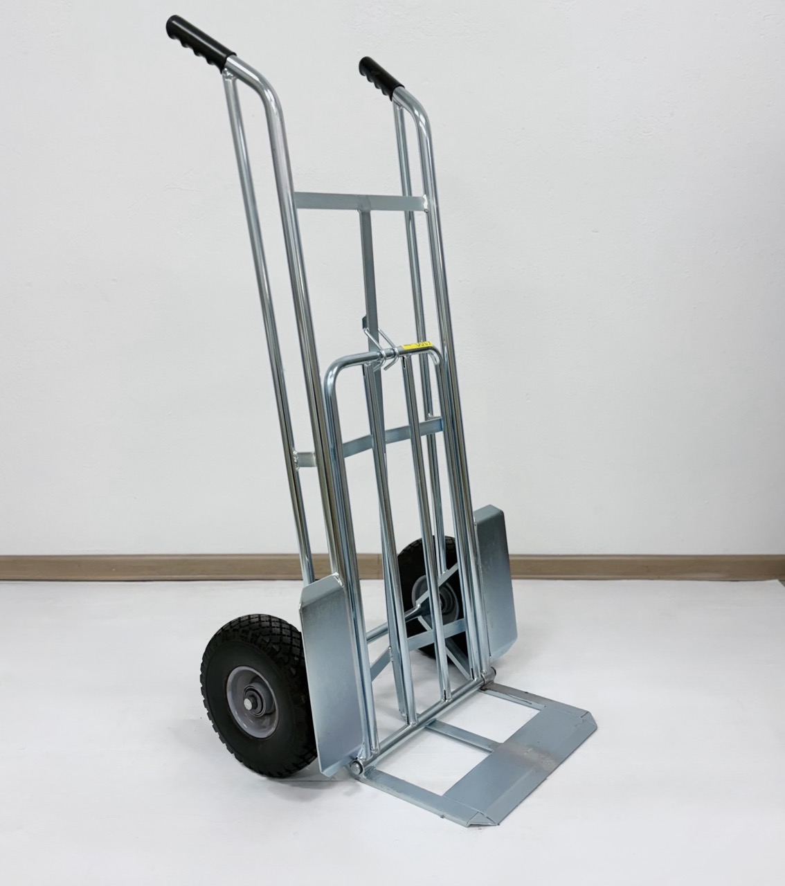 Noliktavu ratiņi VK-24, kravnesība 300 kg Noliktavu ratiņi VK-24, kravnesība 300 kg