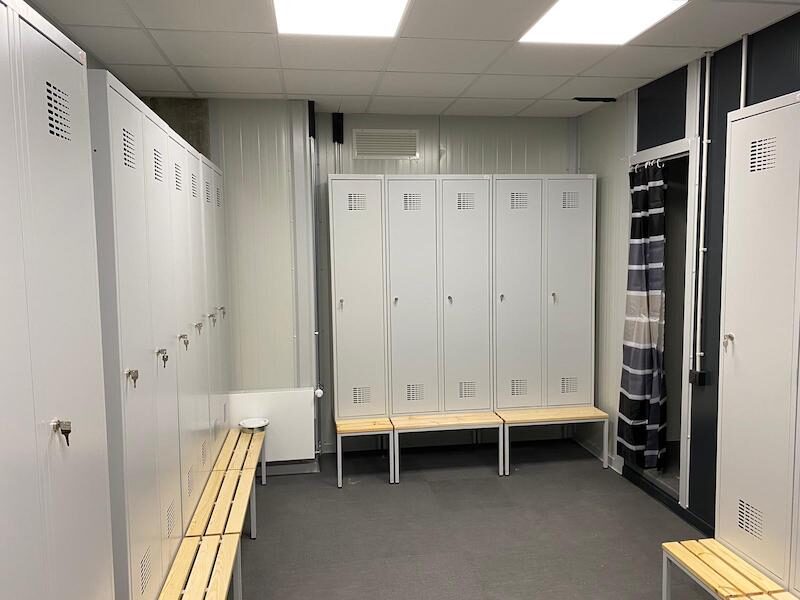 garderobes-skapji-metala-skapji-gerbtuves-skapji-ar-solu