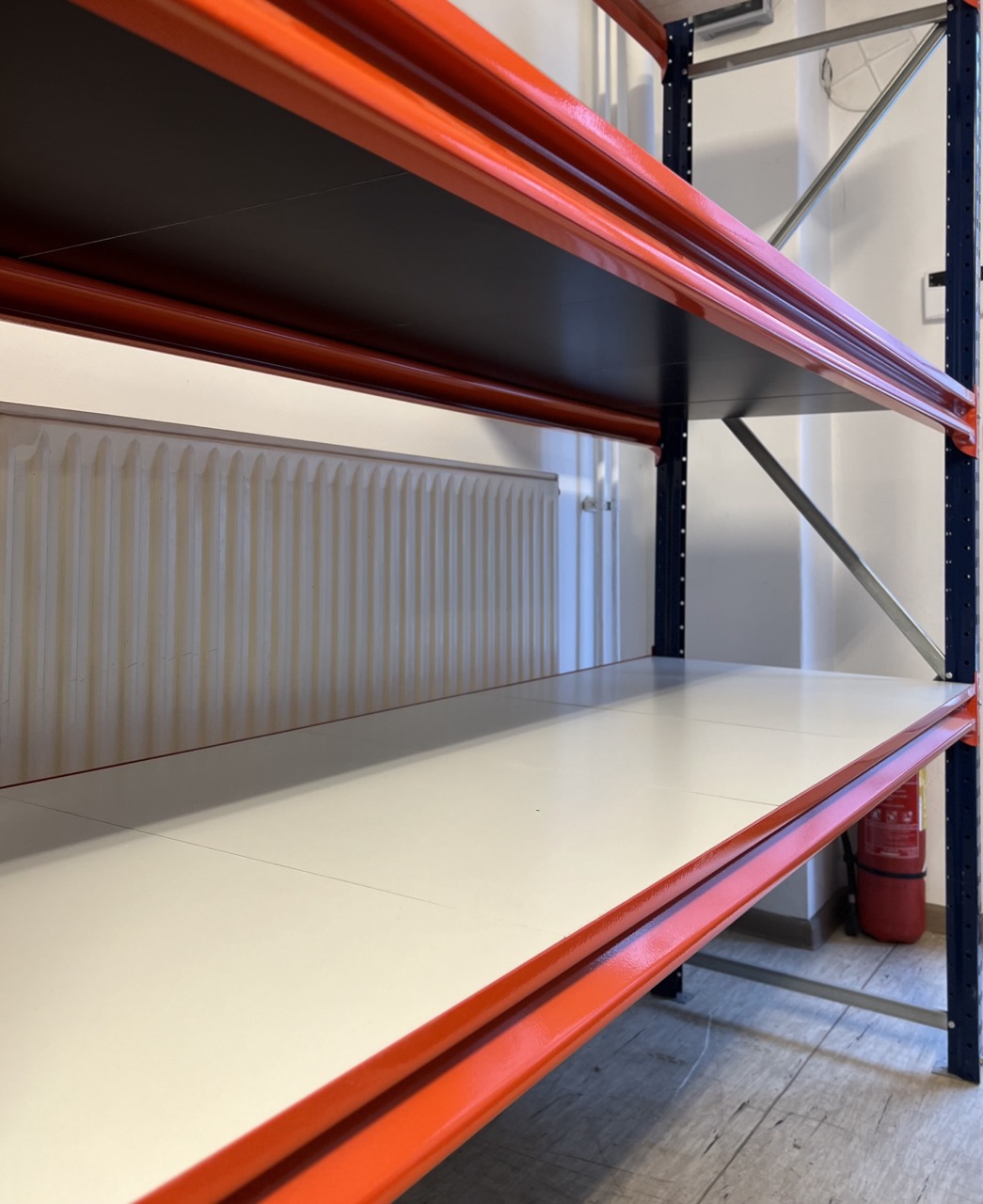 Universālais plaukts ar baltu vai tumši brūnu finiera ieklājumu