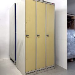 Garderobes skapji drēbēm, 3 x 300 mm, ar slīpo jumtiņu