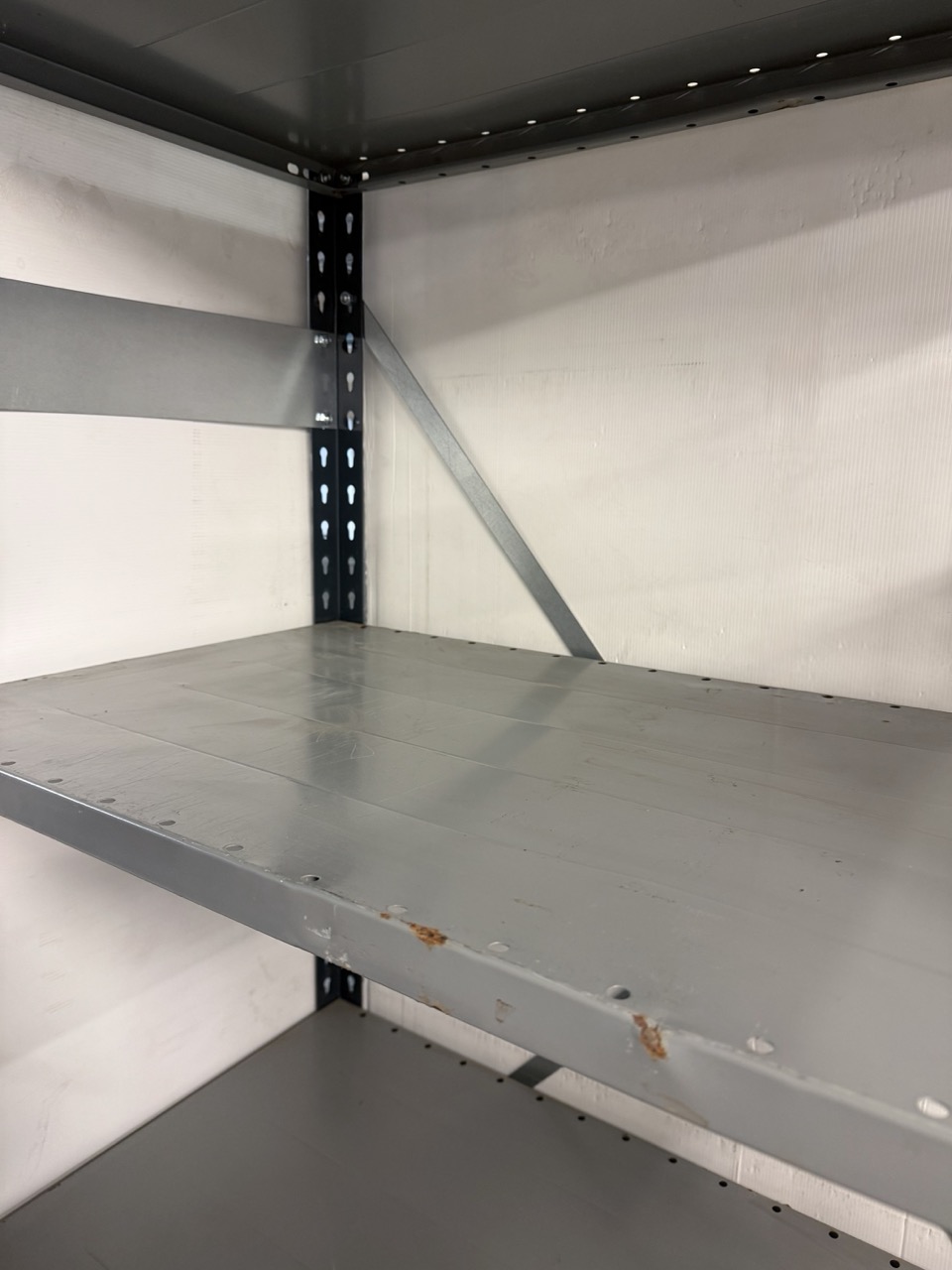 LIEAJ51V-lietots-plauktu-ieklajums