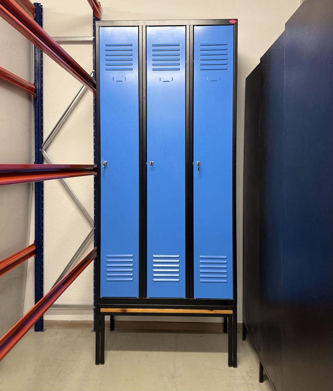 Lietots garderobes skapis ar izbīdāmu soliņu, 3x300 mm