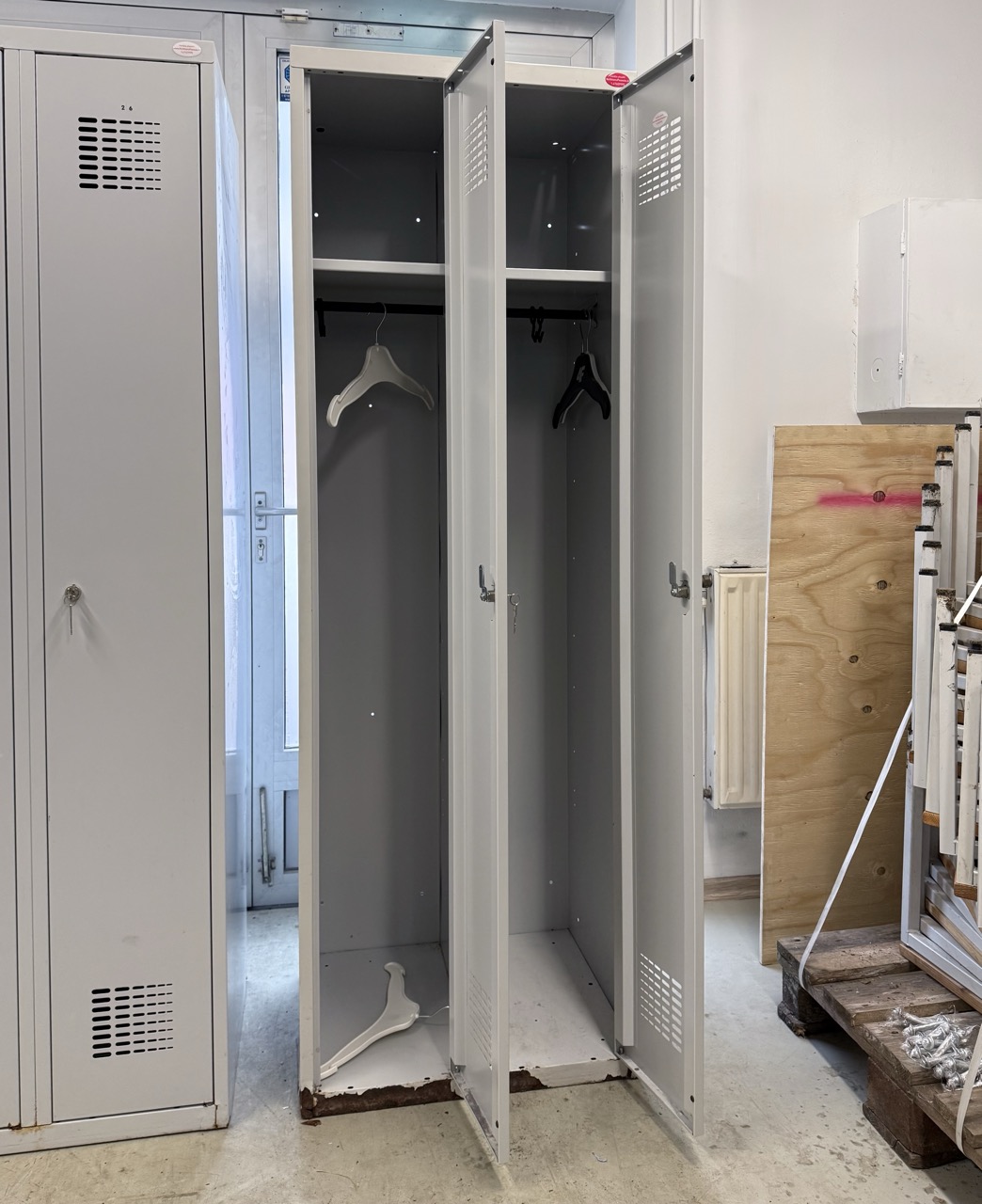 Lietots garderobes skapis, 2x300 mm 75368 Lietots garderobes skapis, 2x300 mm 75368