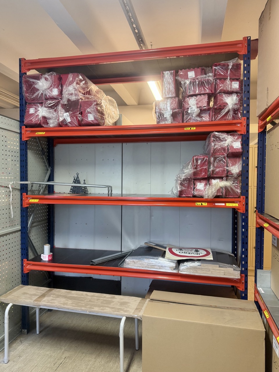 Kimer plaukts ar dažādu izmēru finiera dēlīšu ieklājumu