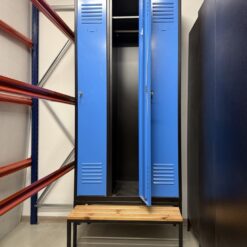 Ietilpīgs garderobes skapis ar izvelkamu soliņu, 3x300 mm