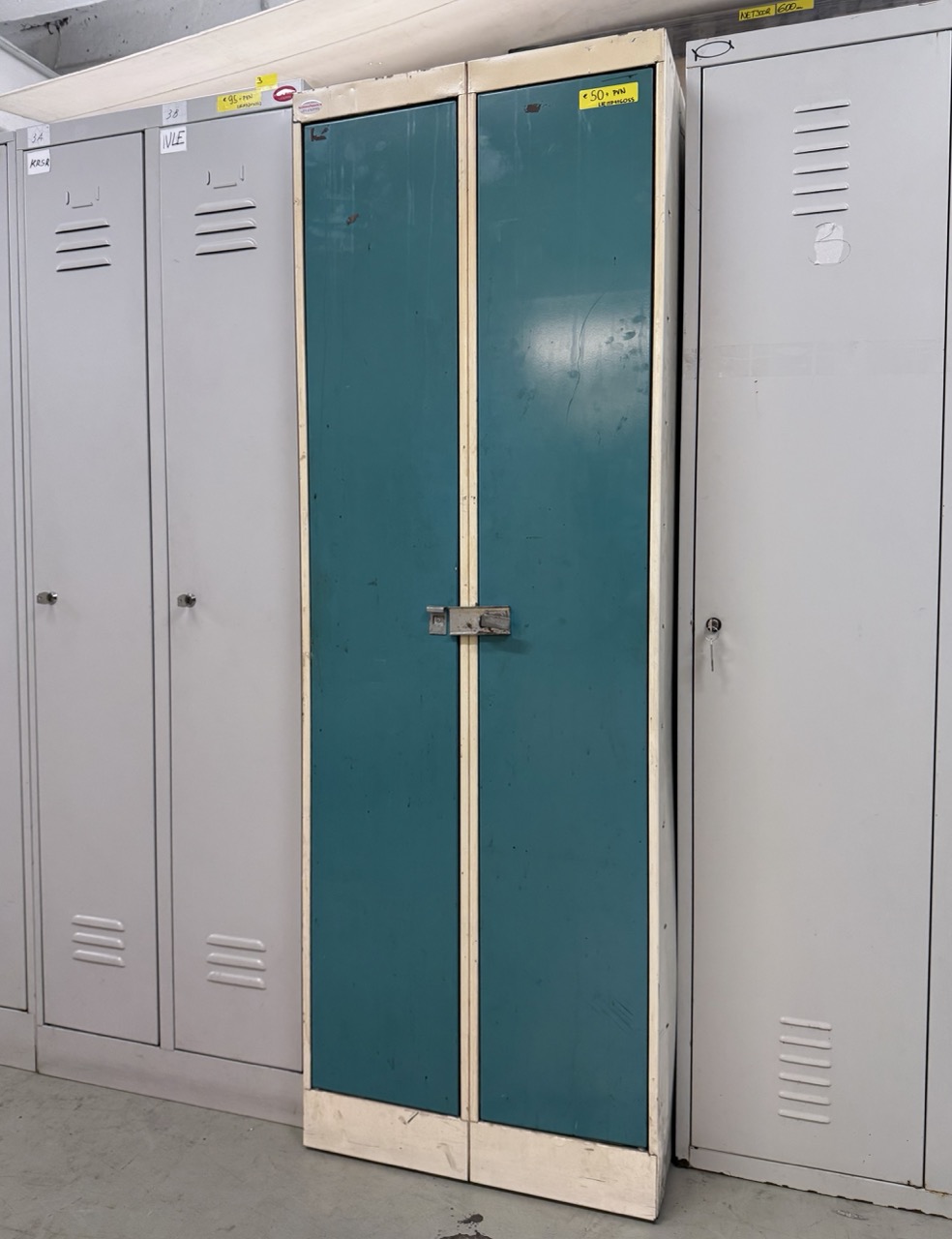 Lietots garderobes skapis, 1x600 mm, vienam cilvēkam - divi nodalījumi Lietots garderobes skapis, 1x600 mm, vienam cilvēkam - divi nodalījumi